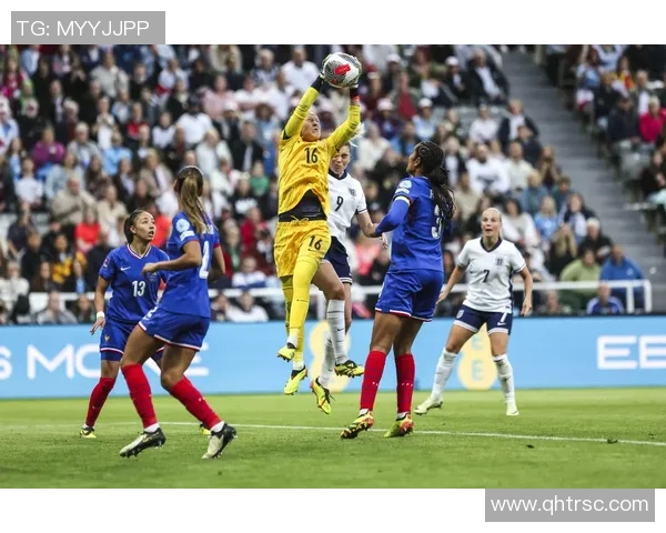 足球明星背影射门瞬间展现力量与激情的完美结合